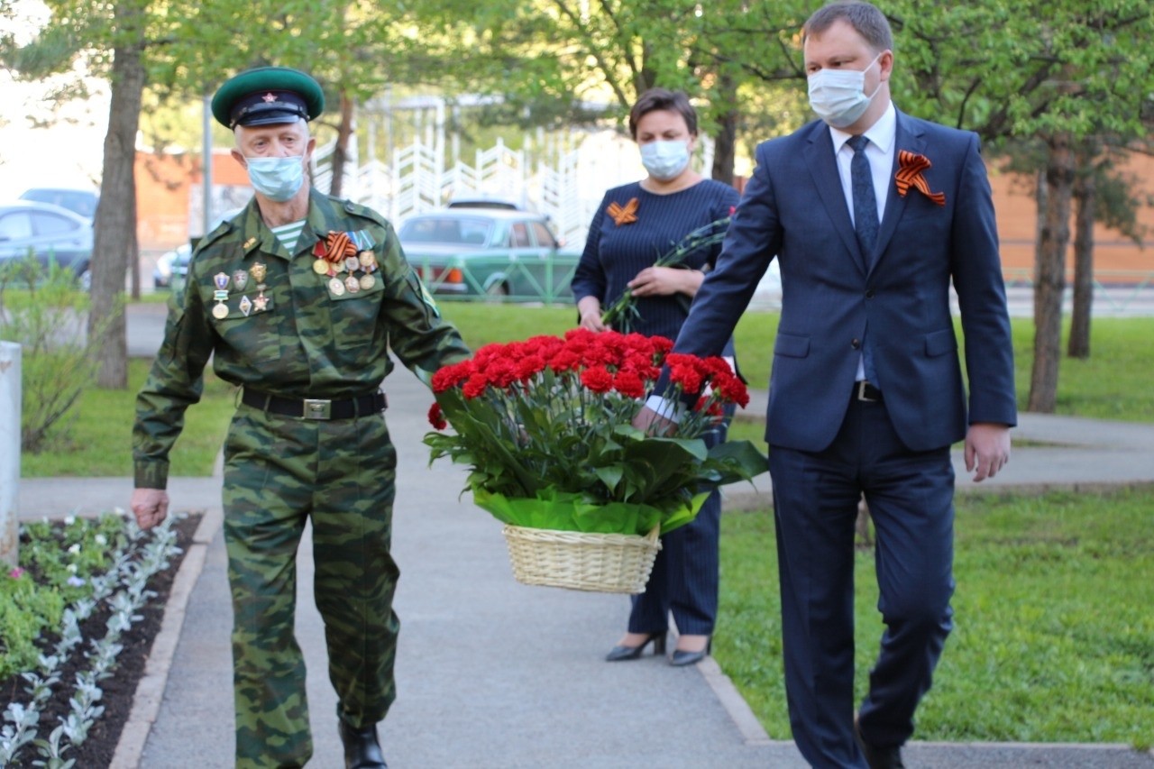 В Октябрьском районе состоялась церемония возложения цветов в сквере имени Маршала Жукова