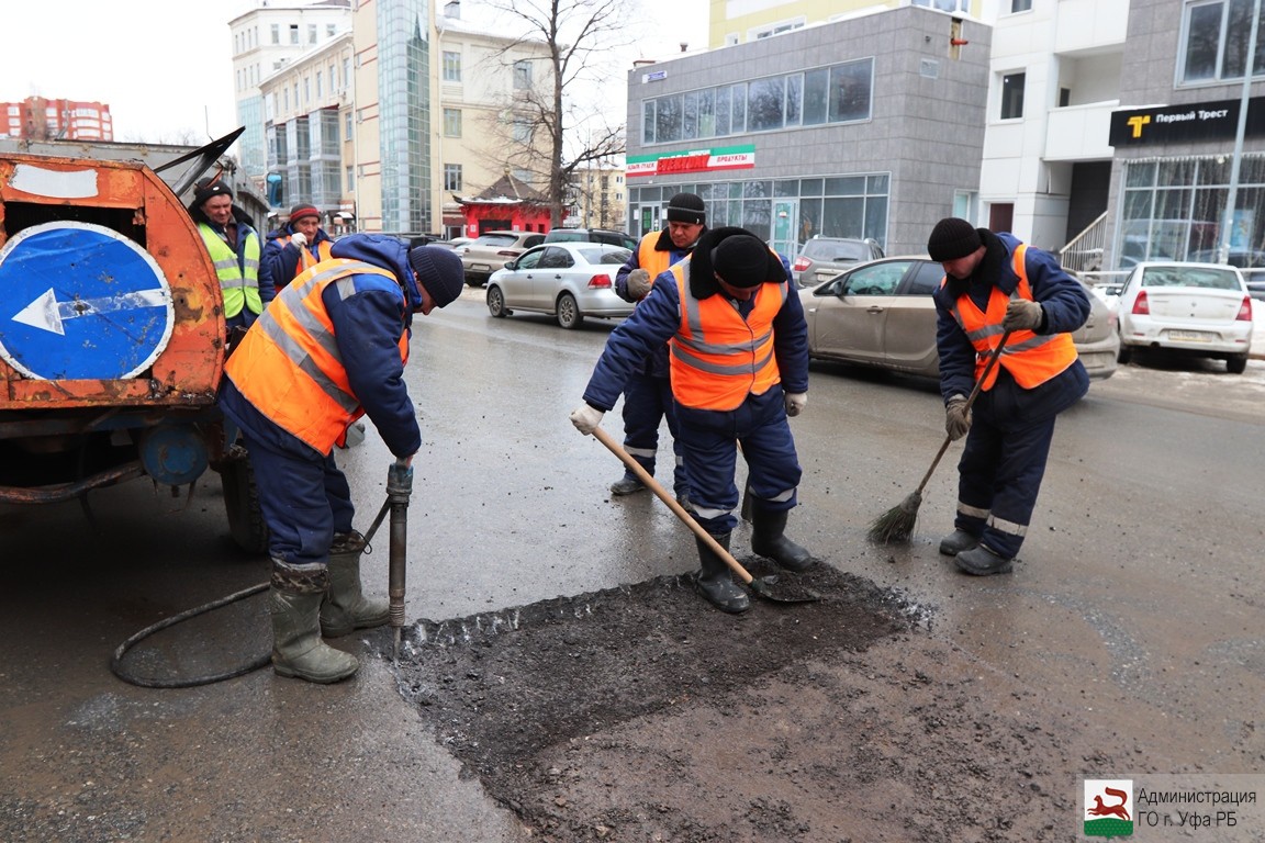 Ямочный ремонт дорог в Уфе ведется в круглосуточном режиме