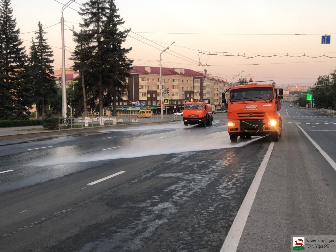 В Уфе из-за жары усилен полив улиц и дорог | Официальный сайт МБУ  Издательский дом Уфа