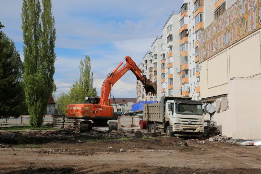 Ратмир Мавлиев ознакомился с ходом ремонтных работ в парках и скверах Уфы