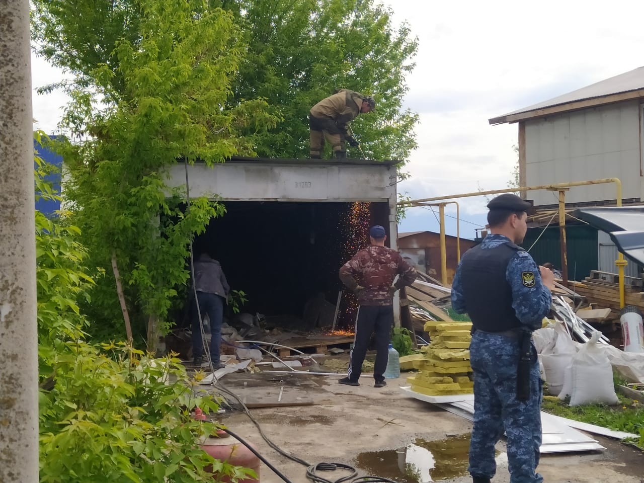 В Уфе под контролем судебных приставов незаконно занимаемый земельный  участок освобожден от самовольно установленного на нем гаража | Официальный  сайт МБУ Издательский дом Уфа