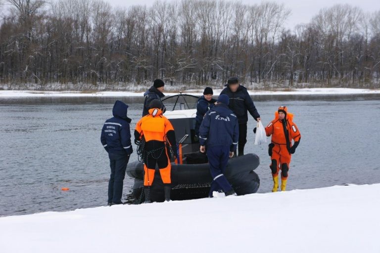Уфимские спасатели не дали утонуть провалившемуся под лед рыбаку