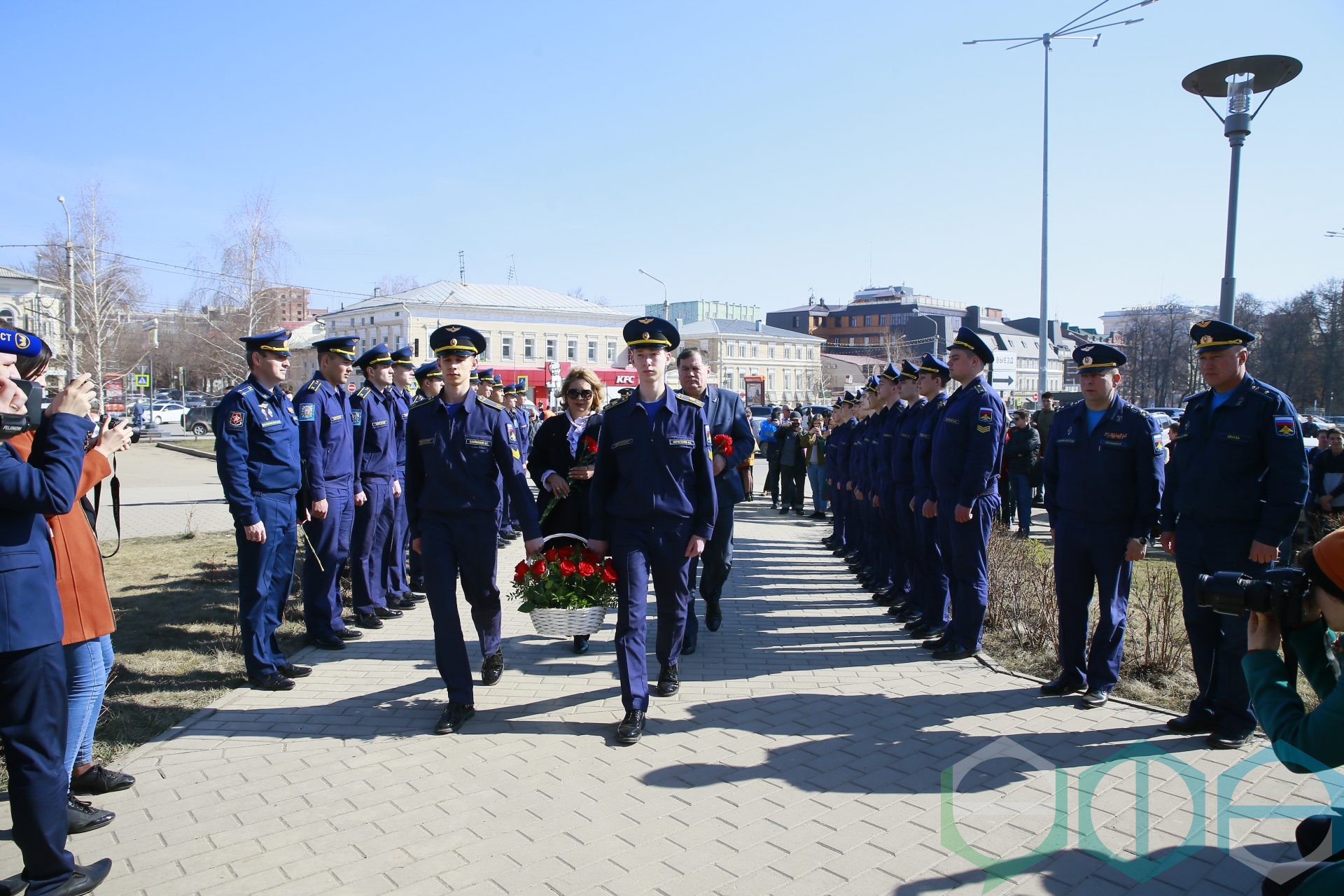 В День космонавтики в Уфе состоялось торжественное возложение цветов к  бюсту Героя Советского Союза летчика-космонавта Юрия Гагарина | Официальный  сайт МБУ Издательский дом Уфа