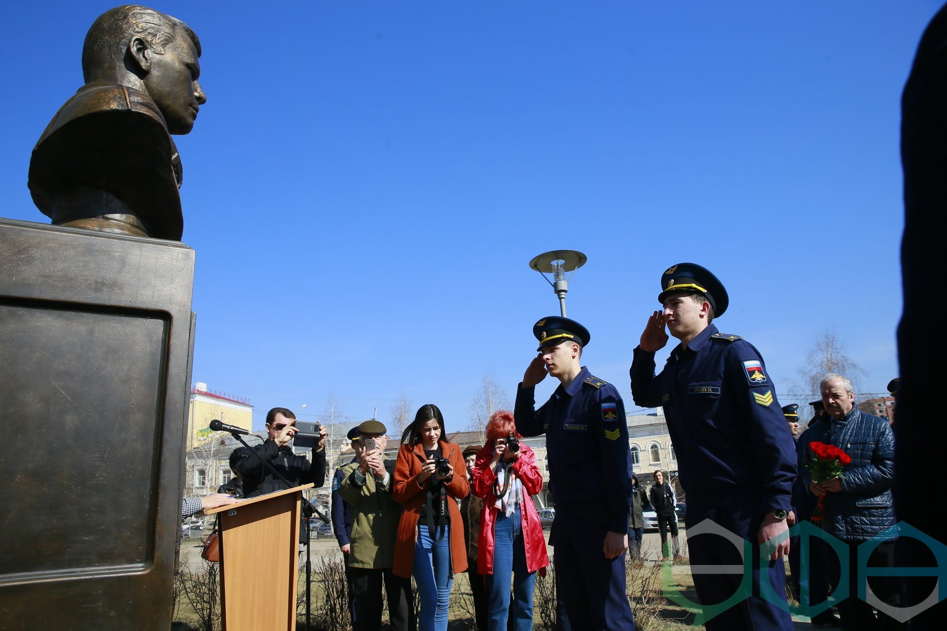 В День космонавтики в Уфе состоялось торжественное возложение цветов к  бюсту Героя Советского Союза летчика-космонавта Юрия Гагарина | Официальный  сайт МБУ Издательский дом Уфа