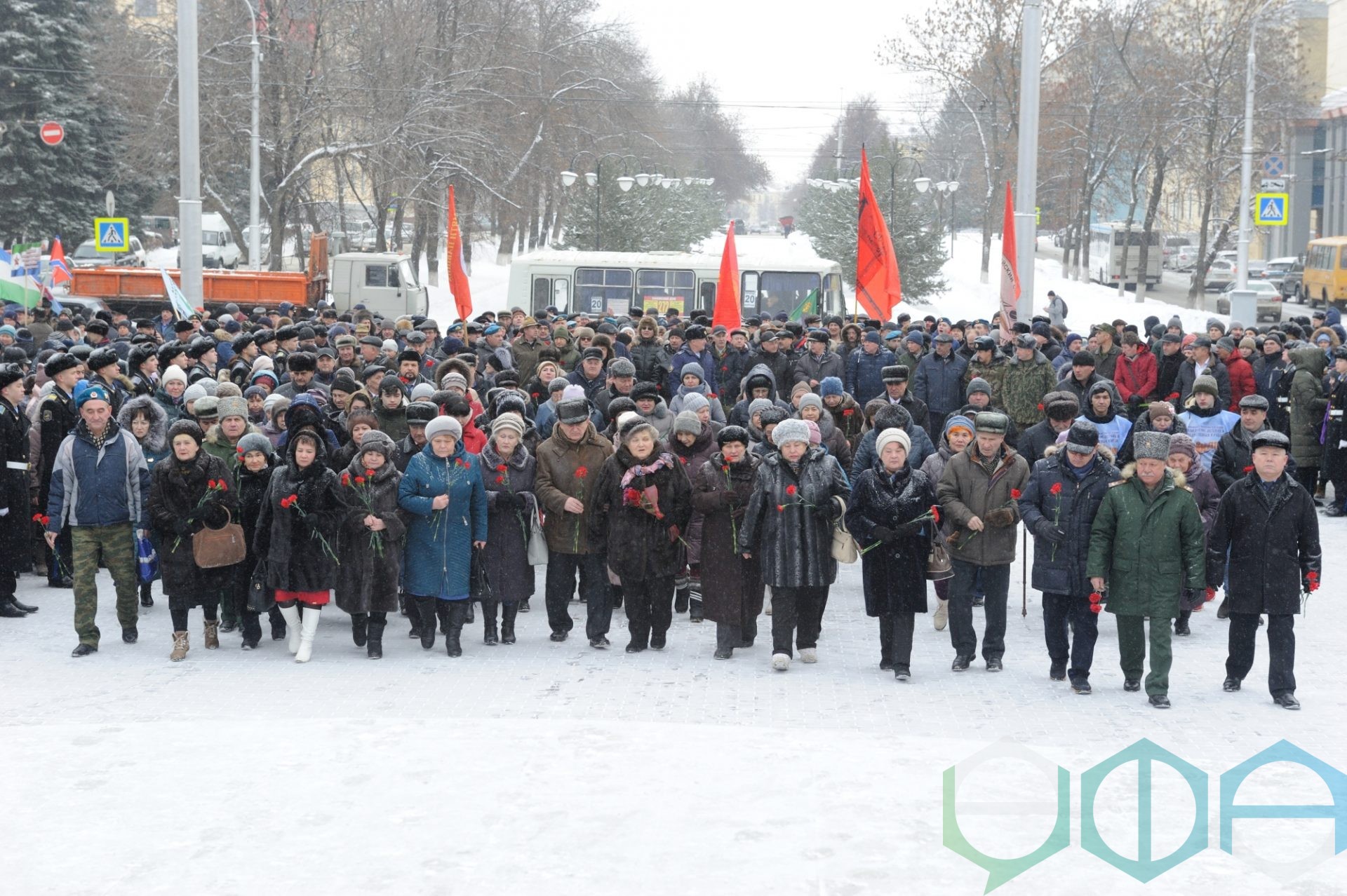 В День памяти о россиянах, исполнявших служебный долг за пределами  Отечества, в Уфе состоялась торжественная церемония возложения цветов к  Мемориалу «Скорбящая мать» | Официальный сайт МБУ Издательский дом Уфа