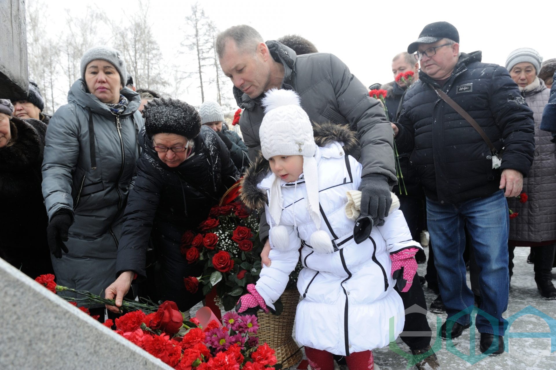 В День памяти о россиянах, исполнявших служебный долг за пределами  Отечества, в Уфе состоялась торжественная церемония возложения цветов к  Мемориалу «Скорбящая мать» | Официальный сайт МБУ Издательский дом Уфа