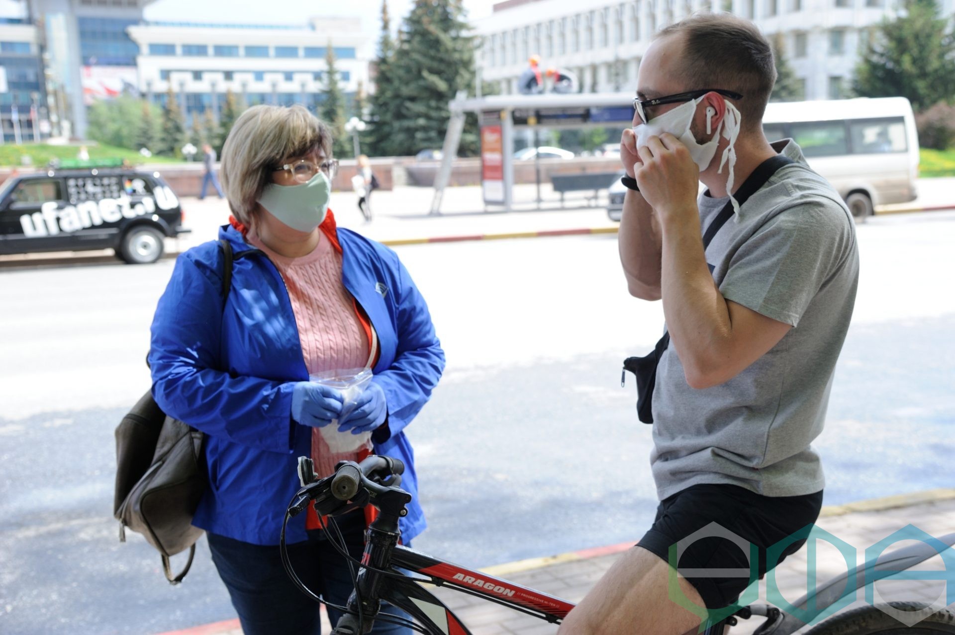 В Уфе волонтёры раздавали бесплатно маски | Официальный сайт МБУ  Издательский дом Уфа