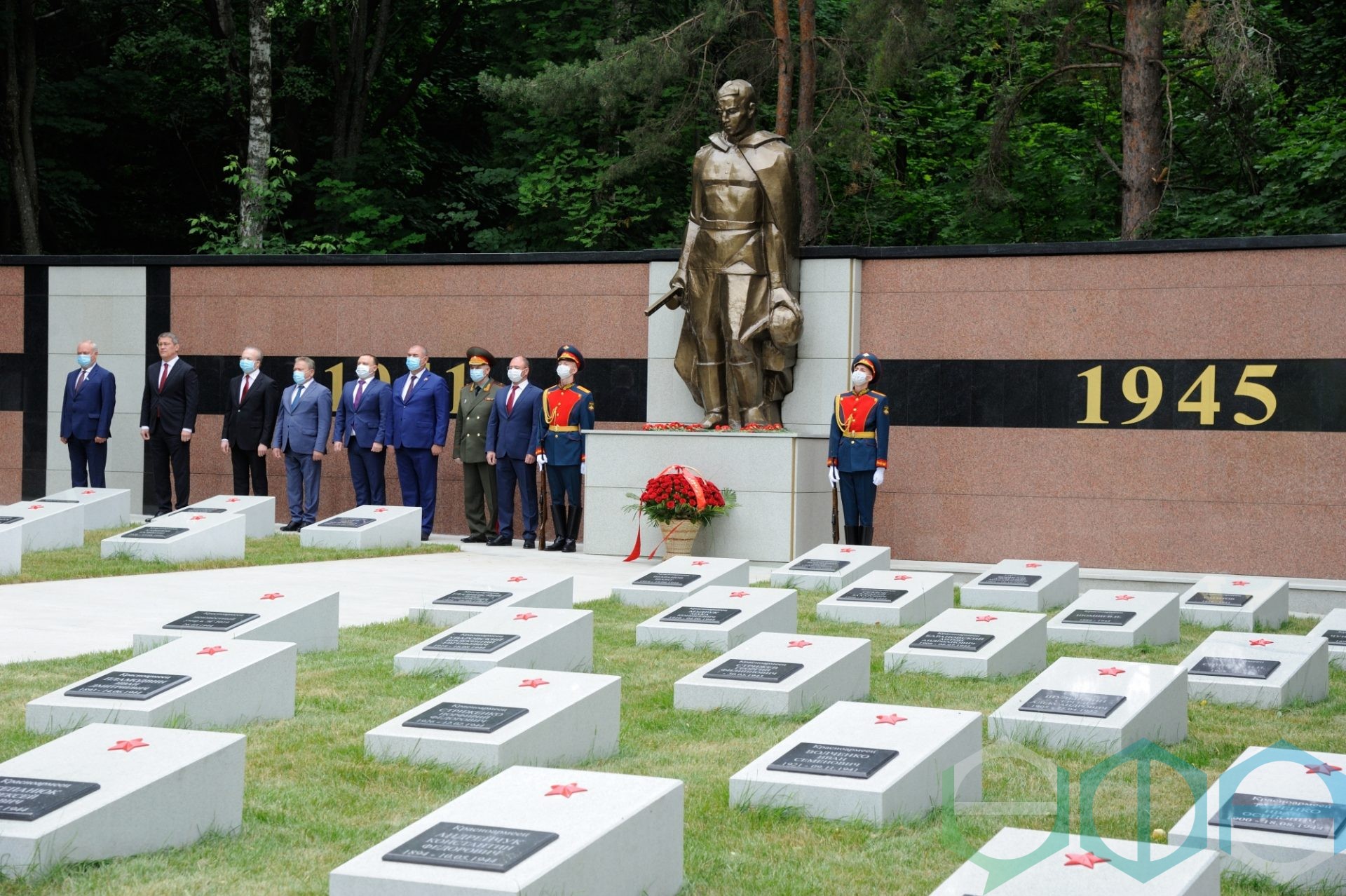 22 июня в День памяти и скорби Глава Башкортостана Радий Хабиров возложил  цветы к мемориалу памяти погибшим в годы Великой Отечественной войны на  Сергиевском кладбище Уфы | Официальный сайт МБУ Издательский дом Уфа