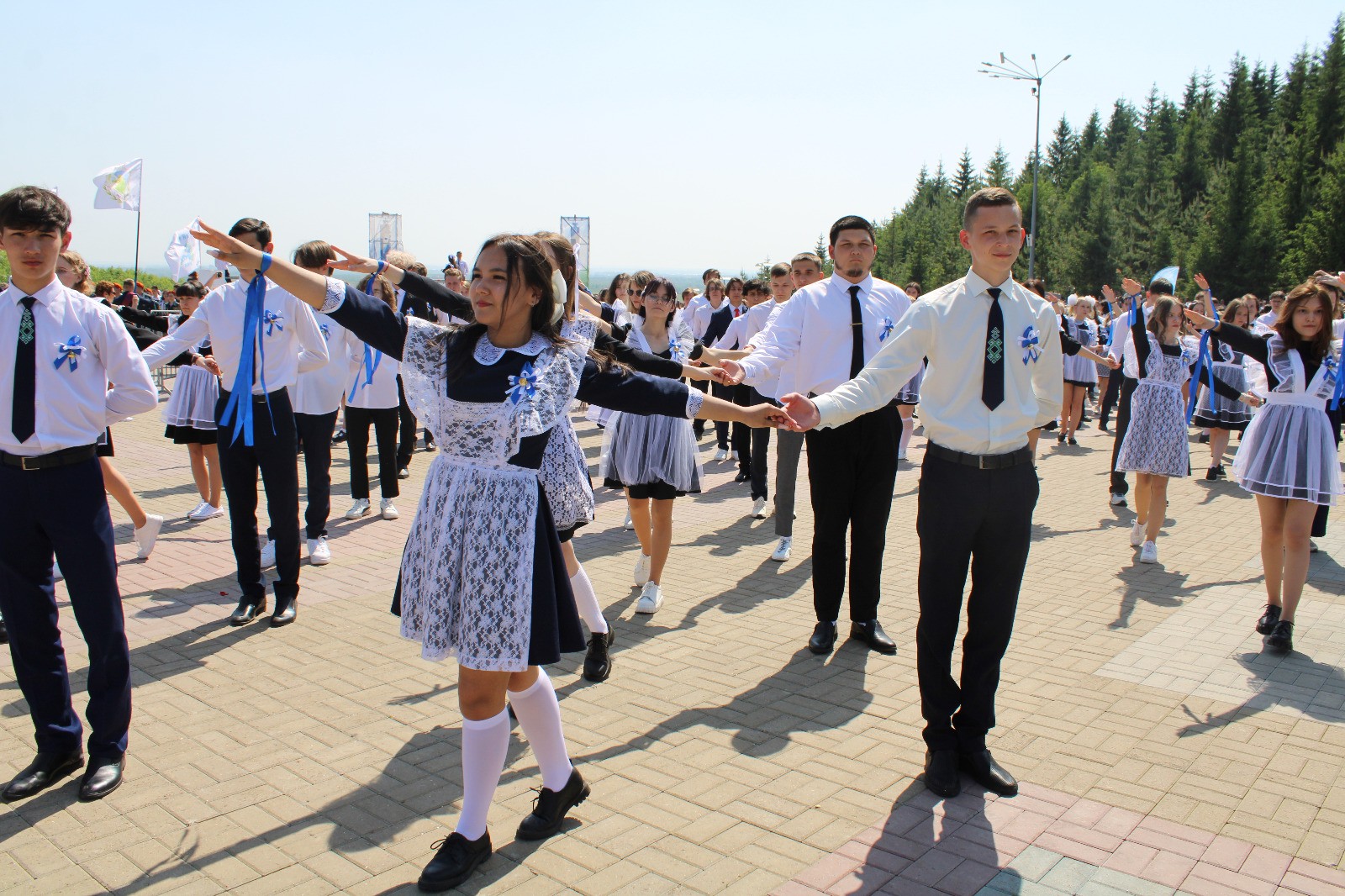 Уфимские выпускники станцевали вальс на площадке 